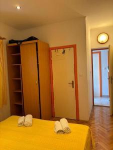 Apartments with parking space Bol, Brac - 12980