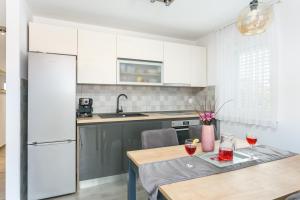 Apartments with parking space Seget Donji, Trogir - 23273