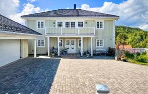 5 Bedroom Beautiful Home In Porsgrunn