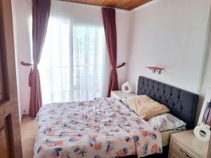 Detached Greek house in the hearth of Cesme Bazaar