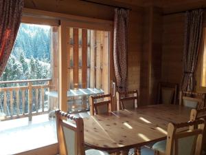 Chalet familial aux Gets, 8 pers, 150m des pistes, 4 chambres, 4 SDB, terrasse sud, proche lac - FR-1-802-71