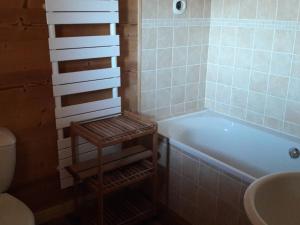 Chalet familial aux Gets, 8 pers, 150m des pistes, 4 chambres, 4 SDB, terrasse sud, proche lac - FR-1-802-71