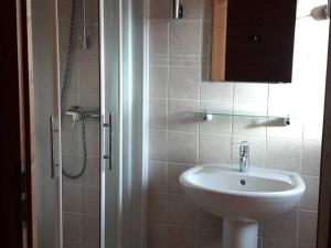 Chalet familial aux Gets, 8 pers, 150m des pistes, 4 chambres, 4 SDB, terrasse sud, proche lac - FR-1-802-71