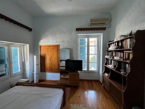 Thomaidou House - Heart of Aegina Town