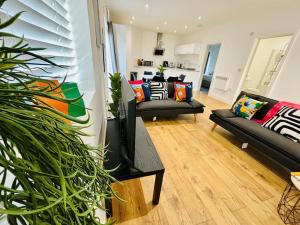 Sleeps up to 6 - Central modern - outside space