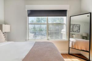 Blueground Gateway pool gym near movies ATX-240