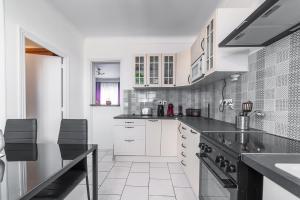 Appartements Cosy Modern Apartment - 1 minute walk from train station : photos des chambres