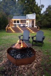 Central Coast Deck and Spa Luxury Tiny House with firepit