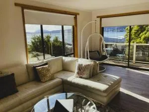 Spacious Modern Home Outstanding Views sleeps 9 - Tranmere