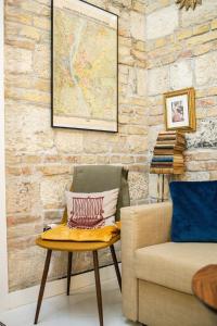 AC incl at Writers Place City Studio apt near Basilica and Opera
