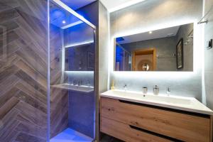 Romantic with private Hot Tub & Parking - big pool - Marina access