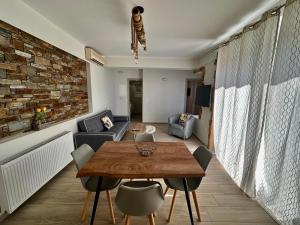 Cipollino Place