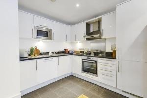 Elegant 2-Bedroom Apartment with Balcony