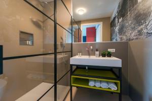 Home Near City Center - New Bathroom & Hotel Bed