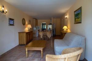 Appartements 04B2 Beautiful studio in a mas provencal - pool : Studio