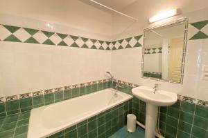 Appartements 04B2 Beautiful studio in a mas provencal - pool : photos des chambres