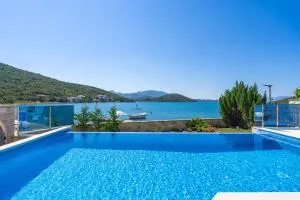 Beachfront Apartment house Hon with pool - Dubrava