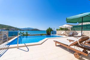 Beachfront Apartment house Hon with pool