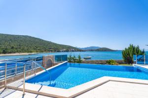 Beachfront Apartment house Hon with pool 