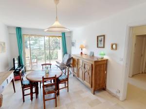 Appartements Appartement Calme avec Terrasse et Parking a 5 min de la Mer a Menton - FR-1-196-203 : photos des chambres