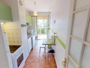 Appartements Appartement Calme avec Terrasse et Parking a 5 min de la Mer a Menton - FR-1-196-203 : photos des chambres