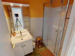 Appartements Appartement Calme avec Terrasse et Parking a 5 min de la Mer a Menton - FR-1-196-203 : photos des chambres