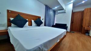 The Plush - Best Seller - Budget Luxury Stays