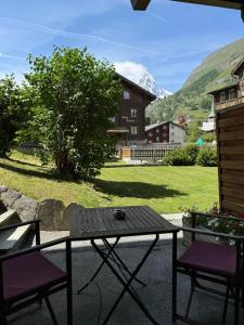 Budget Garden Studio with Matterhorn View room in Chalet Annelis Apartments