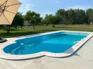 Une maison entière de 4-5 pers avec piscine - Minzac