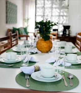 Casa com piscina, churrasqueira e estacionamento