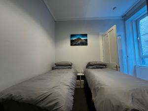 Ground Floor City Centre Apartment - Sky Sports & TNT Sports - Superfast WiFi - 3 beds - 2pm Check in - Long Stays Welcome