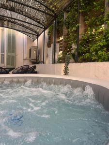 Appartements Residence Montaigne - Luxurious - 350m Palais - LRA Cannes : FLAUBERT - Two-Bedroom Apartment with Terrace and inflatable jacuzzi