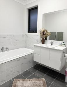 Convenient and Peaceful 4BR New House in Gregory Hills