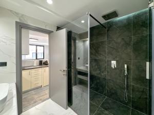 Luxury Downtown Apartment A6