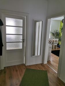 Nettes Schlafzimmer mit Gemeinschaftsbad in zentraler Lage