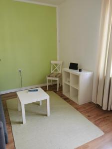 Nettes Schlafzimmer mit Gemeinschaftsbad in zentraler Lage