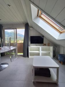 B&B / Chambres d'hotes La Baie des Voiles 3 chambres 4 a 6 personnes au bord du lac plage privee : photos des chambres