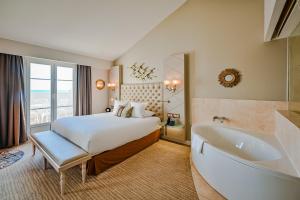 Hotels Grand Hotel Des Sablettes Plage, Curio Collection By Hilton : photos des chambres