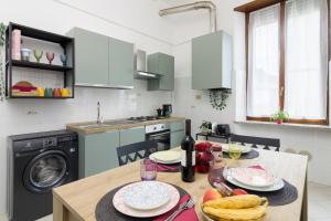 LoreLake Holidays -Big City Life - Parking& Private Terrace - 10 min from city Center, Lake & Stadium