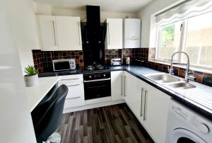 2 Bedroom GF Home - Private Parking and Garden