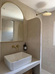 La Halte des Arènes de Nimes - Appartement Minimaliste - Ecusson Nimes