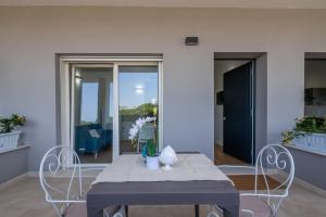 Maison Blaesia - Beachfront Modern Sea Loft