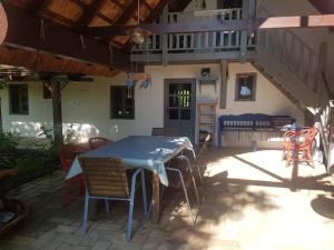 Nádtetős ház Gyenesdiáson a vízpart közelében