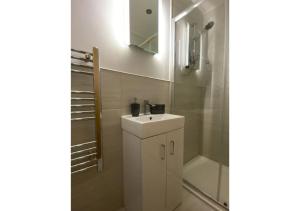 Rainbow View - Modern, central 1-bed flat, free on-site parking