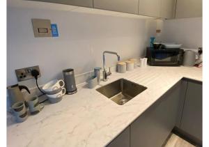 Rainbow View - Modern, central 1-bed flat, free on-site parking