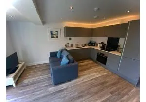 Rainbow View - Modern, central 1-bed flat, free on-site parking - Berry Pomeroy