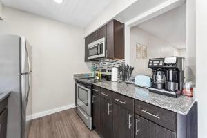 Economy King Bed Suites w Pool, Next to Downtown