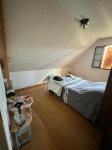 Sejours chez l'habitant A 5 minutes a pieds du chateau, 2 belles et spacieuses chambres, SDB, WC et un garage prive a 25 minutes circuit 24h : photos des chambres