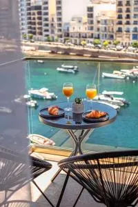 Stylish seafront Spinola Apartment - Saint Julian's