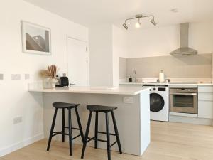 Gated 4 Guests House Free Parking